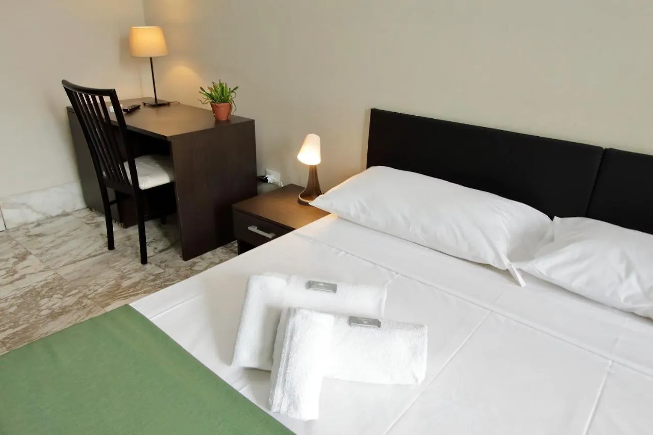 Lucky Stars Rooms Rome 3*,